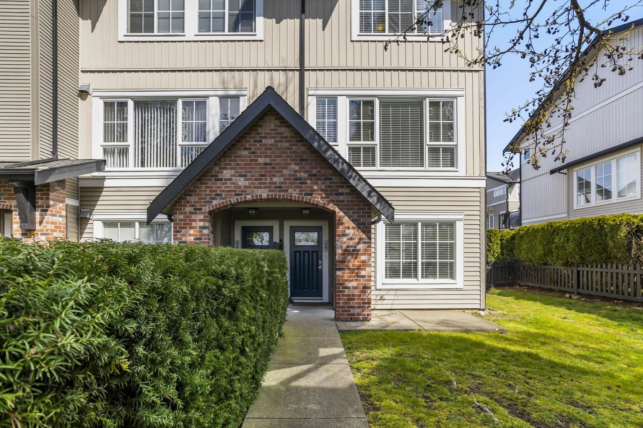 South-facing end unit townhouse in Morgan Heights with fenced yard